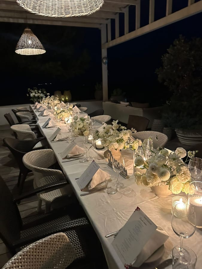 La mesa larga, puesta en la terraza