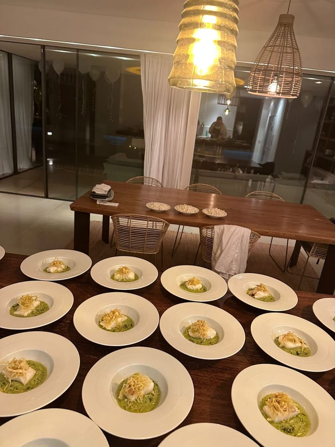 Bacalao confitado sobre crema de calabacín, emplatado para la mesa